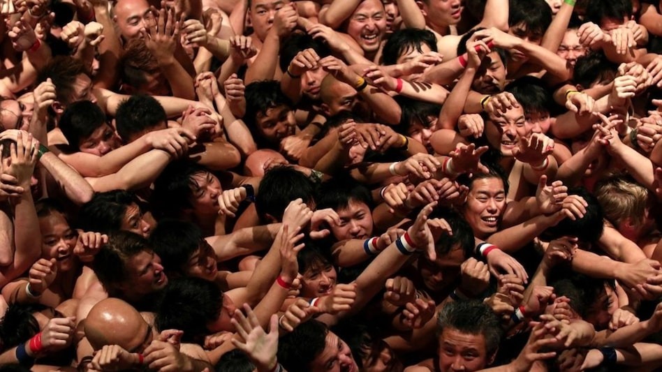 हजारौं मानिस नग्न अवस्थामा मन्दिर पुगेपछि…