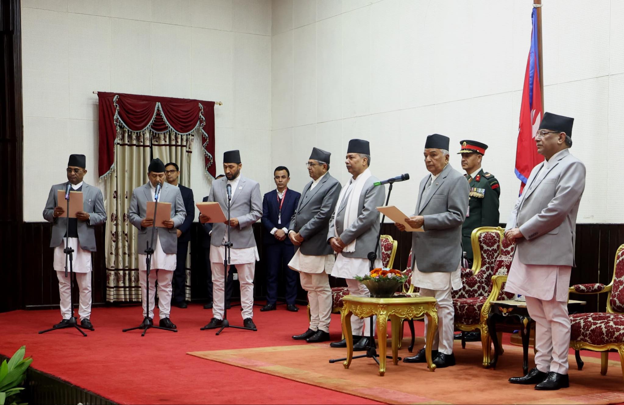 नवनियुक्त मन्त्रीले लिए शपथ