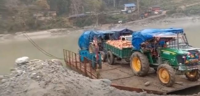 अरुण नदीमा फेरी बन्द भएपछि यातायात अवरुद्ध