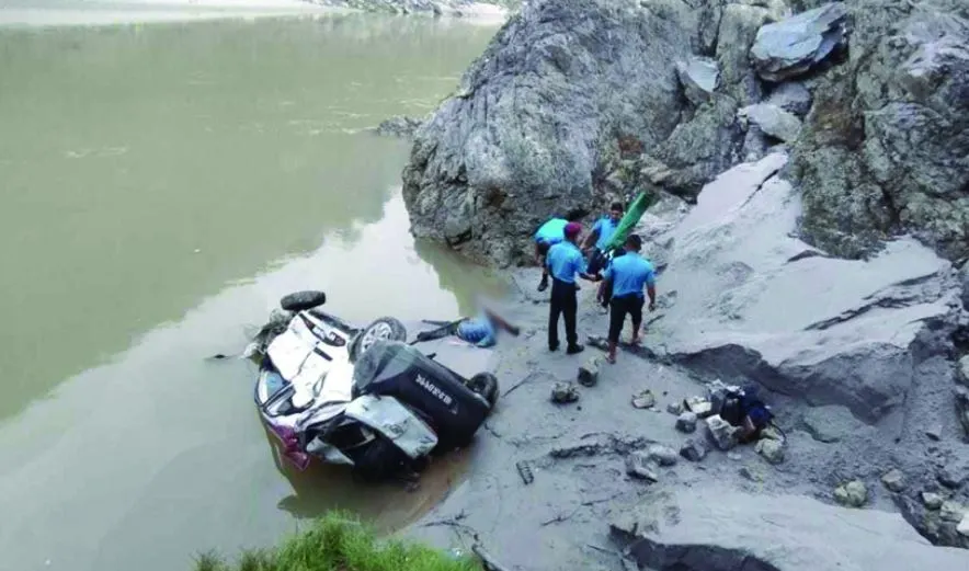 त्रिशूलीमा ट्याक्सी खस्यो, ५ जनाको मृत्यु