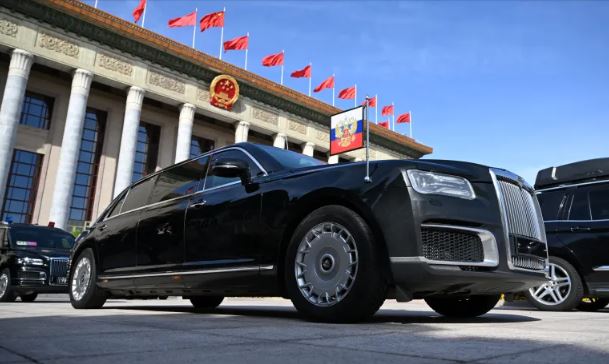 पुटिनले दिएको बिलासी कार चढ्न थाले किम जोङ