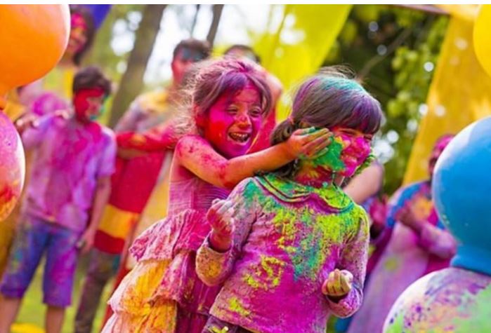 होलीको कपडामा दाग गएन? उसो भए यो घरेलु उपाय अपनाउनुहोस्