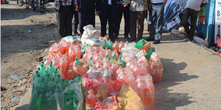 राजमार्गका पसल र होटलमा म्याद नाघेका पेयपदार्थ