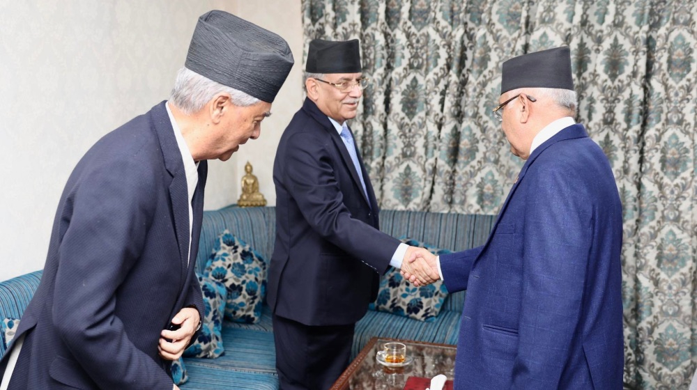 प्रधानमन्त्री दाहालले गरे देउवा र ओलीसँग छुट्टाछुट्टै छलफल