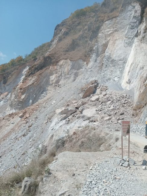 कालीगण्डकी करिडोरमा पुनः सुक्खा पहिरो, सडक अवरुद्ध