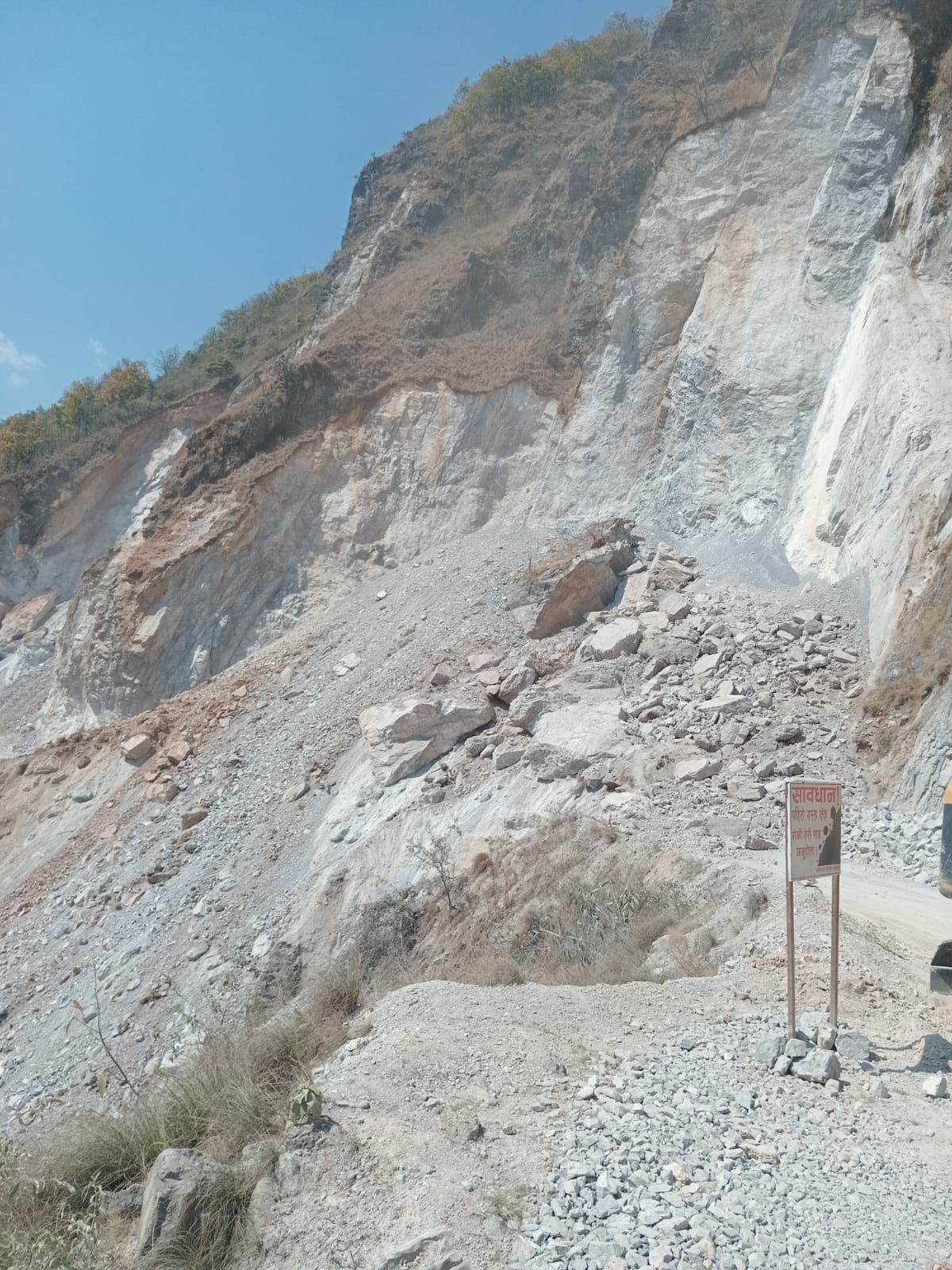 कालीगण्डकी करिडोरमा पुनः सुक्खा पहिरो, सडक अवरुद्ध