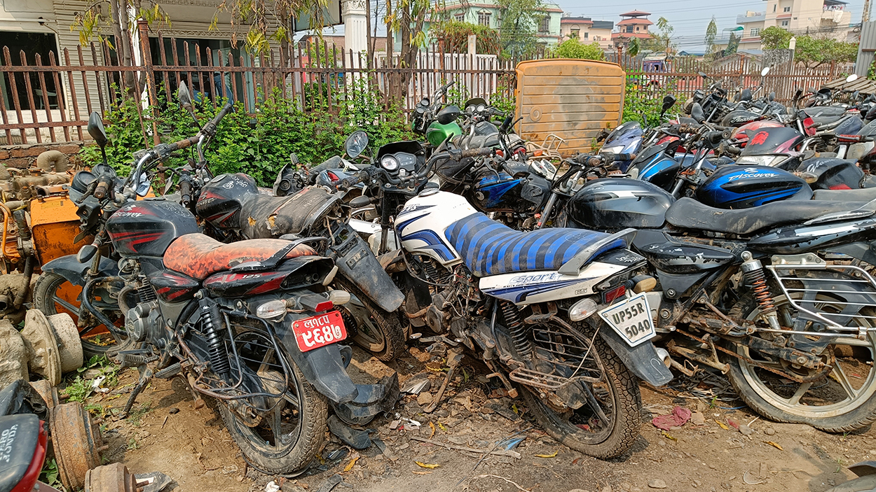 भन्सारको मोटरसाईकल प्रहरीको मिलोमतोमा सस्तोमा बिक्री गरिँदै