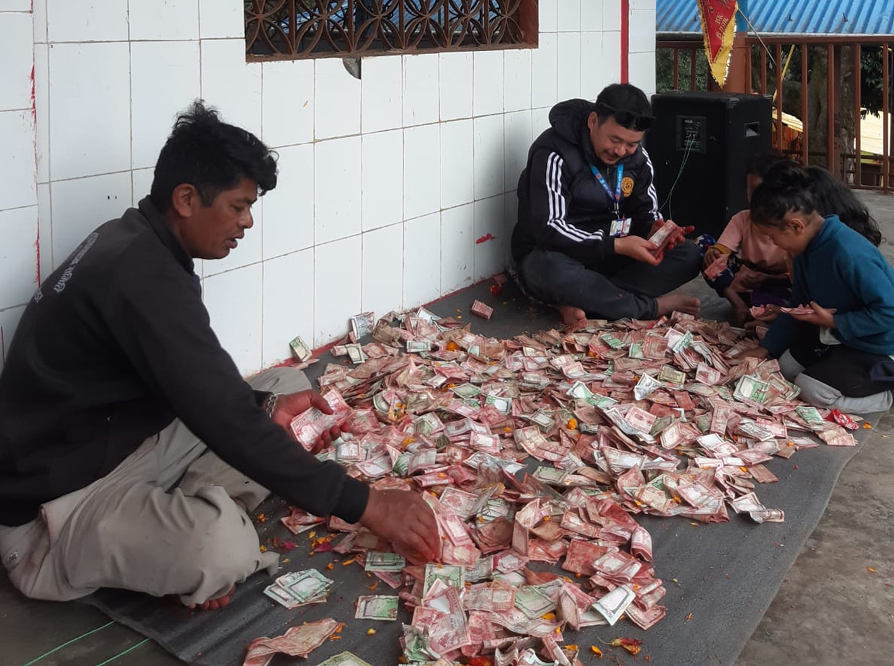 पाथीभरा मन्दिरमा सङ्कलन भएको भेटी गणना गरिँदै