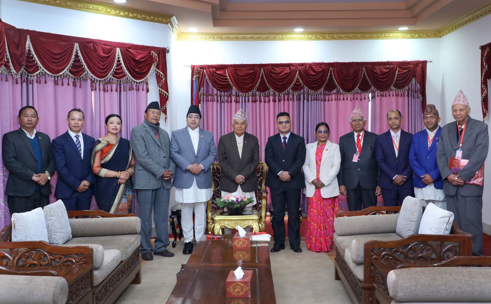 अध्यक्ष ढकालसहितका परिवार दलका नेताहरुद्वारा राष्ट्रपतिसँग भेट