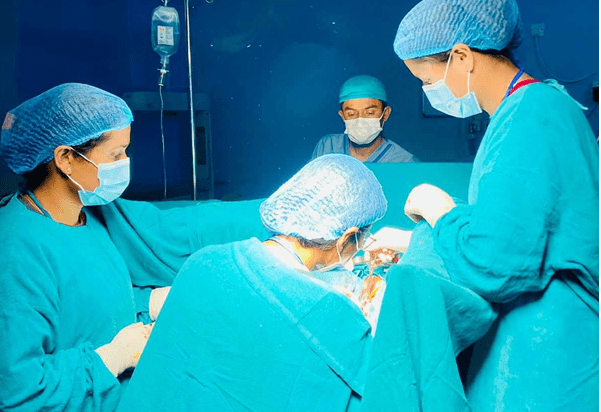 महिला चिकित्सकसँग खुल्न थाले आङ खस्ने समस्याबाट पीडित बझाङका महिला