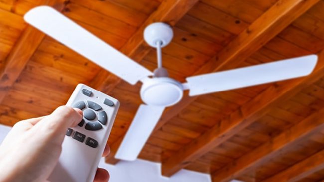 गर्मी अत्यधिक बढेपछि विद्यालयलाई पङ्खा वितरण