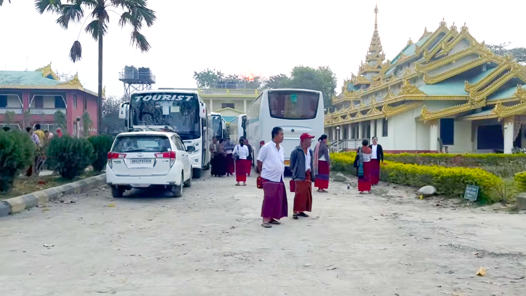 लुम्बिनी विकास कोषको आदेशलाई लत्याउँदै बिहार र गुम्बामा सयौं पर्यटक, होटल खाली