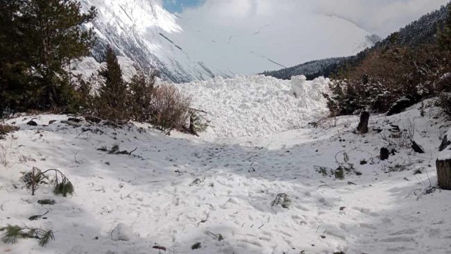 मनाङको ढुकुरपोखरीमा हिमपहिरो: आवतजावत गर्न जोखिम