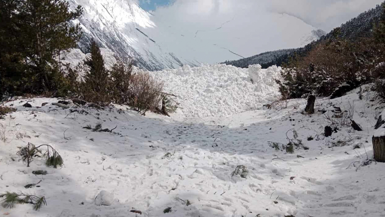 मनाङको ढुकुरपोखरीमा हिमपहिरो: आवतजावत गर्न जोखिम