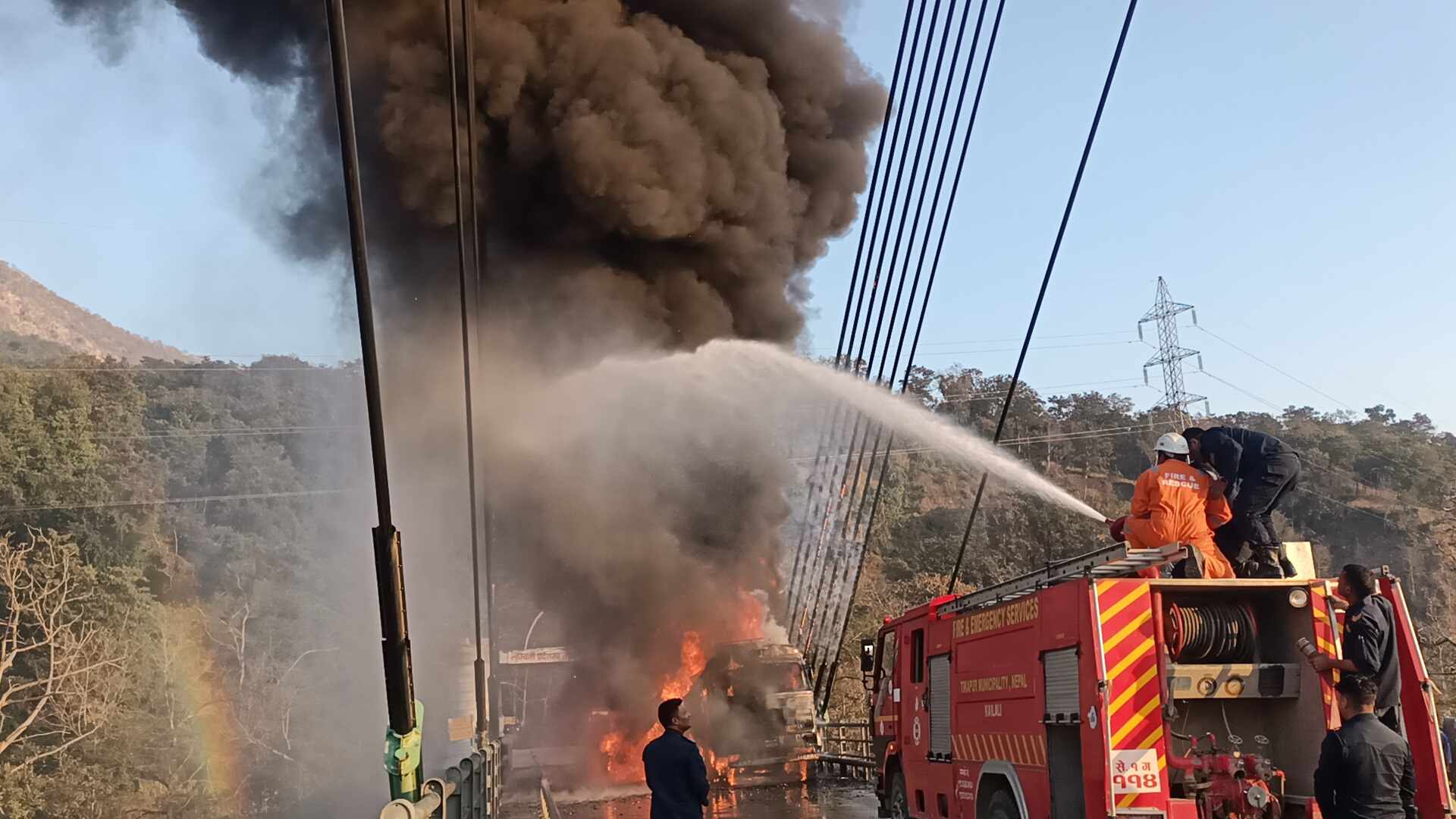 कर्णाली पुलमाथि गुड्दै गरेको ट्रकमा आगलागी