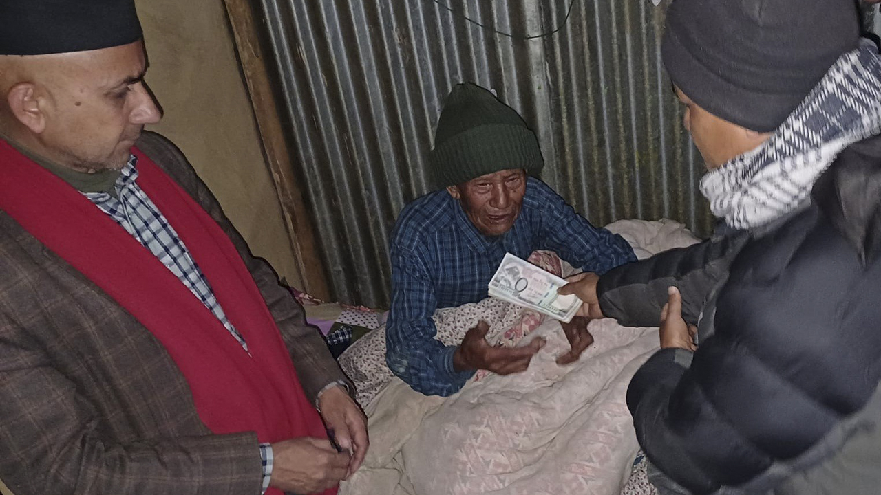 खोटाङका अग्निपीडितलाई आर्थिक सहयोग