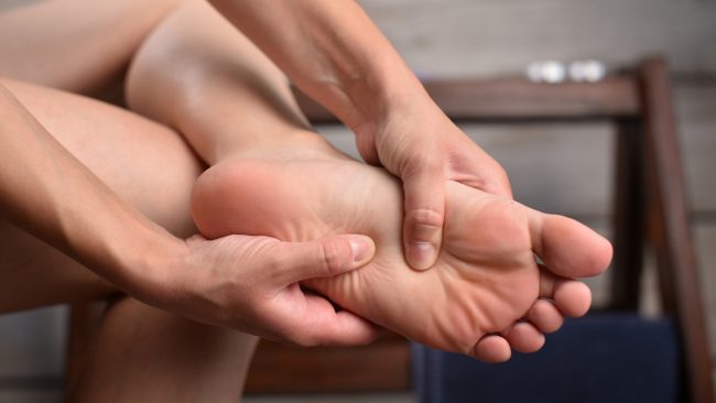 खुट्टाको पैतालामा धेरै दुखाई छ ? काँसाको भाँडोले मसाज गर्नुहोस्