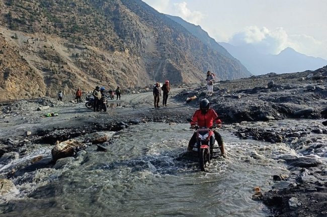 बेमौसमी बाढीले बेनी–जोमसोम सडकमा यातायात प्रभावित