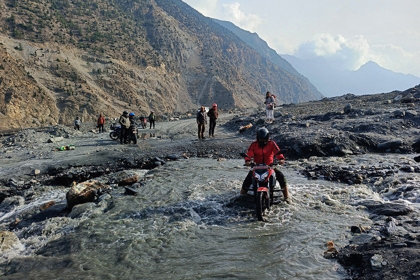 बेमौसमी बाढीले बेनी–जोमसोम सडकमा यातायात प्रभावित