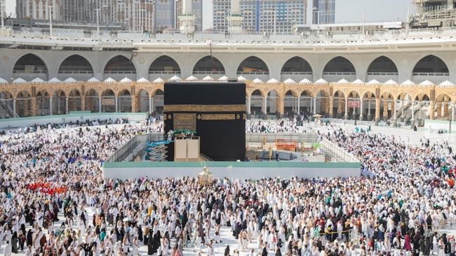 साउदी अरबको मस्जिदमा रोबर्टले पढाउने थाल्यो इस्लामको ज्ञान