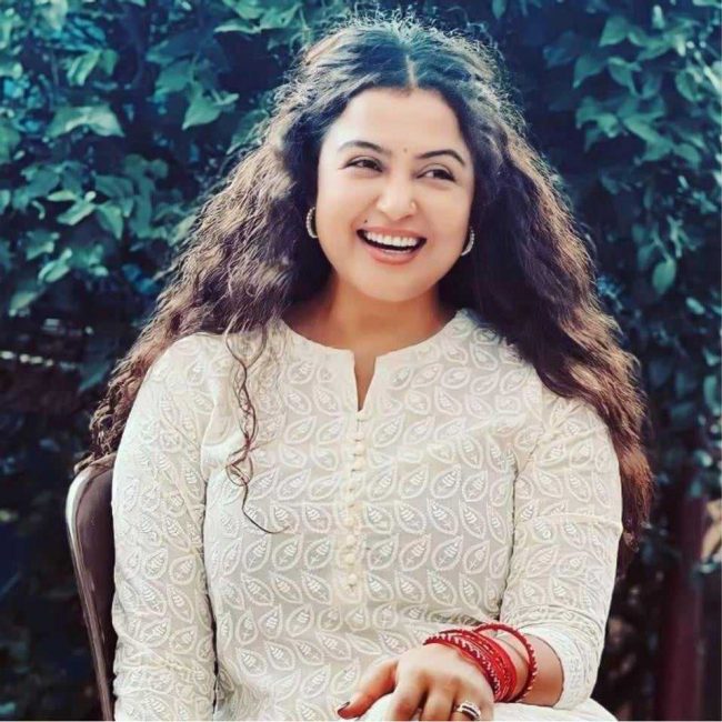 उपहारलाई लिएर उत्साहित रेखा