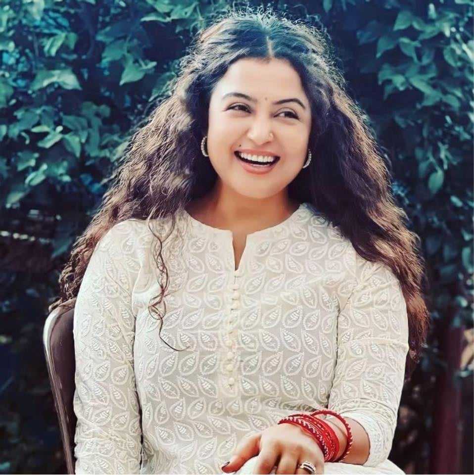 उपहारलाई लिएर उत्साहित रेखा