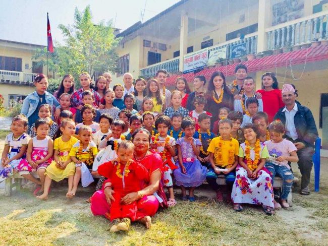 ५६ अनाथ बालबालिकालाई अभिभावकीय भूमिका निर्वाह गर्दै मीना बराल