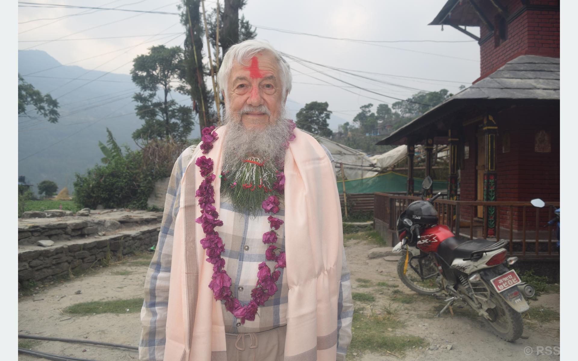 अष्ट्रेलियाबाट हिमाल हेर्न नेपाल आएका पिटर सामुदायिक विद्यालय सुधारमा सक्रिय