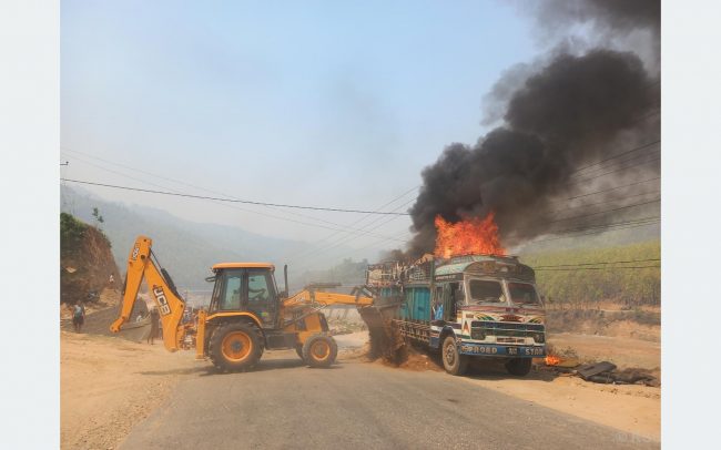 औषधिमा प्रयोग हुने केमिकल बोकेको ट्रकमा गुड्दा गुड्दै आगलागी
