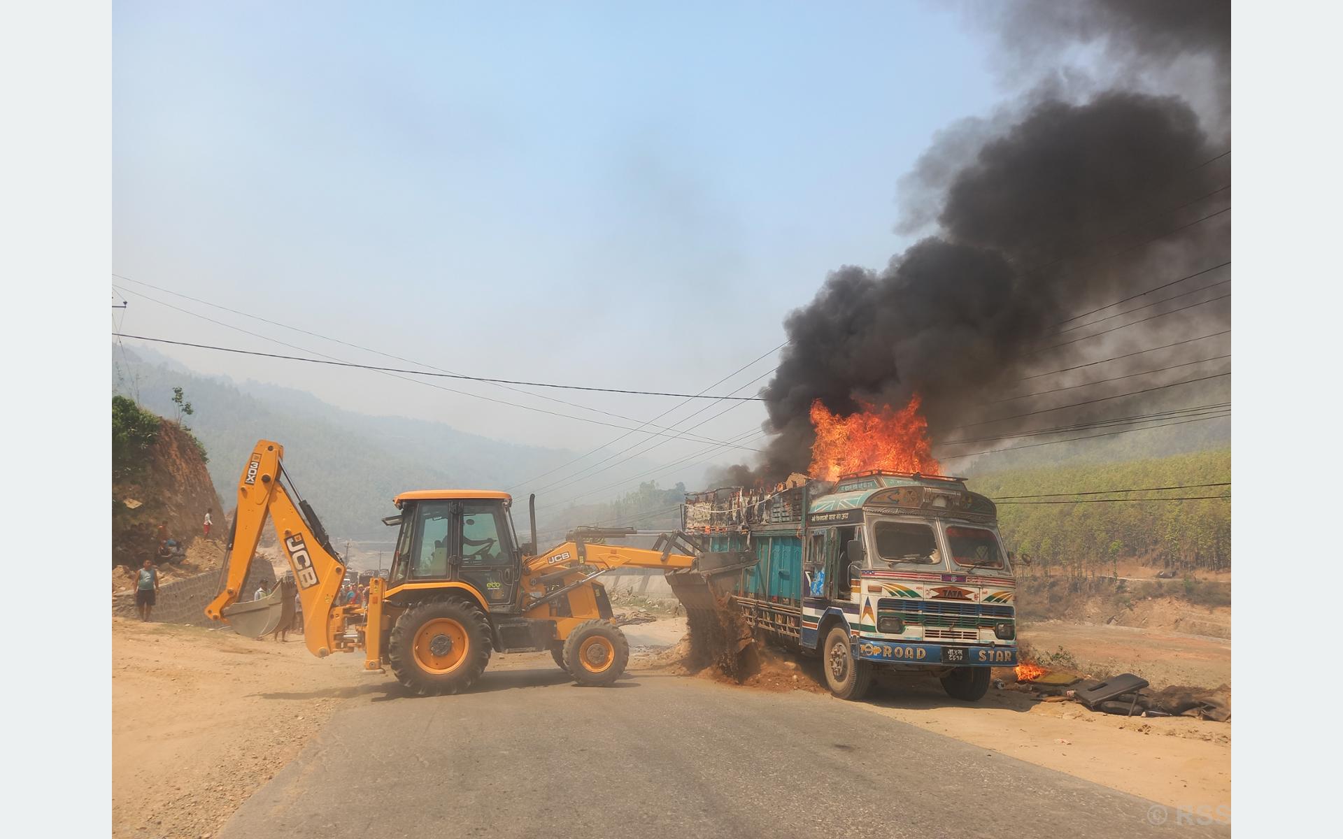 औषधिमा प्रयोग हुने केमिकल बोकेको ट्रकमा गुड्दा गुड्दै आगलागी