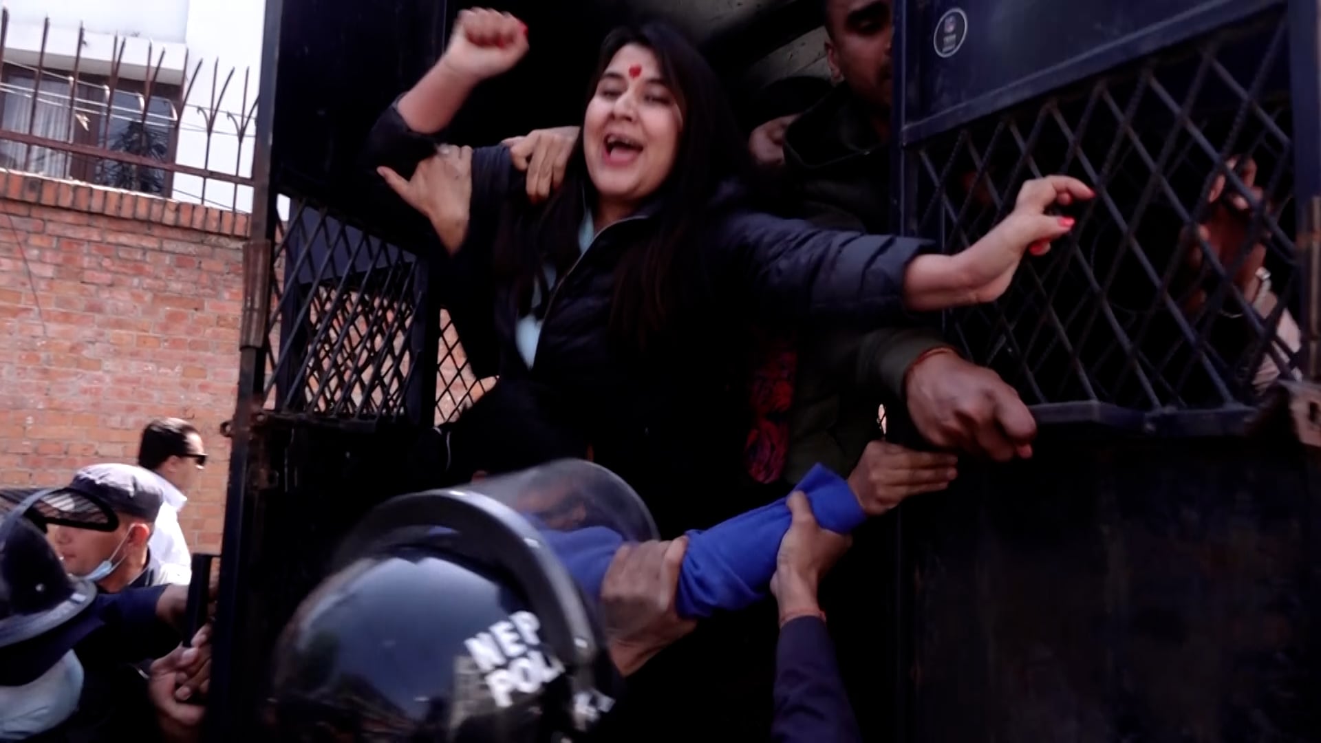 रुसी सेनामा कार्यरत नेपालीको जीवन रक्षाको माग गर्दै  गरिएकाे प्रदर्शनमा प्रहरी हस्तक्षेप