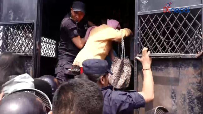 रुस-युक्रेन युद्धका मृतक तथा घाइतेका परिवारको सिंहदरबार अगाडि प्रदर्शन