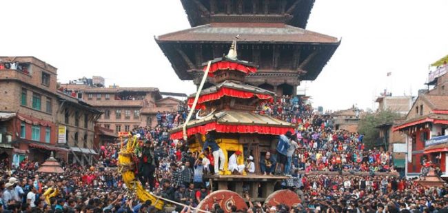 भक्तपुरको बिस्काः जात्रा, हात नभएको लिंगाे ठड्याइयो