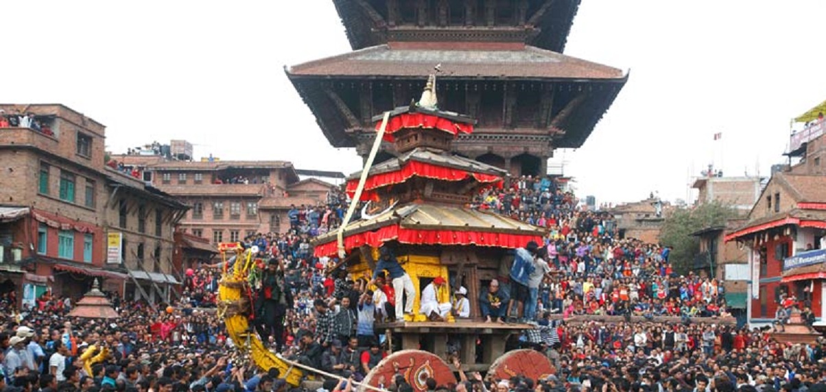 भक्तपुरको बिस्काः जात्रा, हात नभएको लिंगाे ठड्याइयो