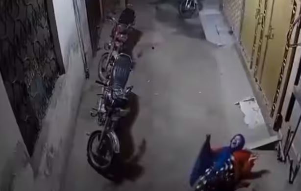 चिकेनमा मसला नहालेको भन्दै श्रीमानले छतबाट फालिदिए श्रीमती