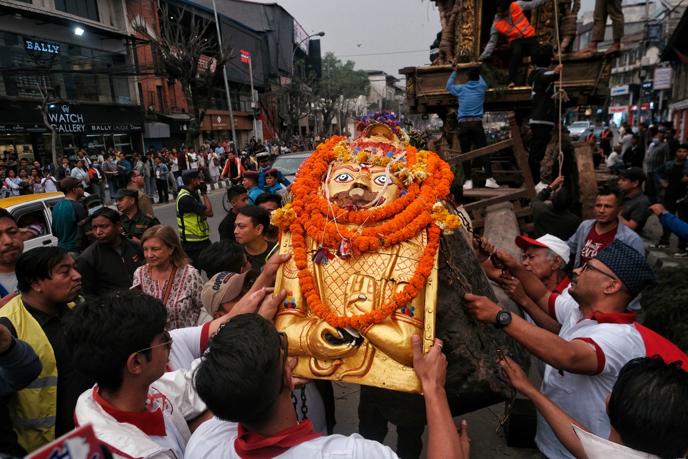 सेतो मच्छिन्द्रनाथ जात्राको पहिलो दिन: जनाबहालदेखि पाठशाला हुँदै असन (फोटो फिचर)