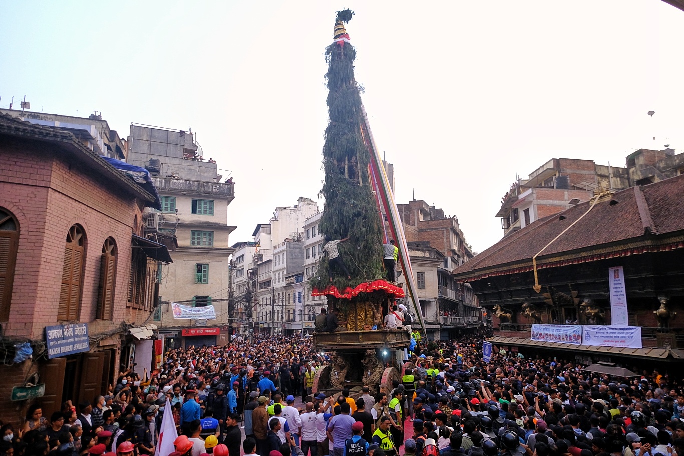 सेतो मच्छिन्द्रनाथ जात्राको दोस्रो दिन: असनदेखि हनुमानढोकासम्म रथ तानियो (फोटो फिचर)