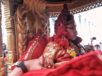 जीवित देवी ‘कुमारी’ शुक्रबार सेतो मच्छिन्द्रनाथ जात्रामा (फोटो फिचर)