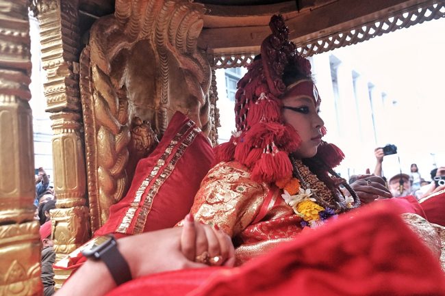 जीवित देवी ‘कुमारी’ शुक्रबार सेतो मच्छिन्द्रनाथ जात्रामा (फोटो फिचर)