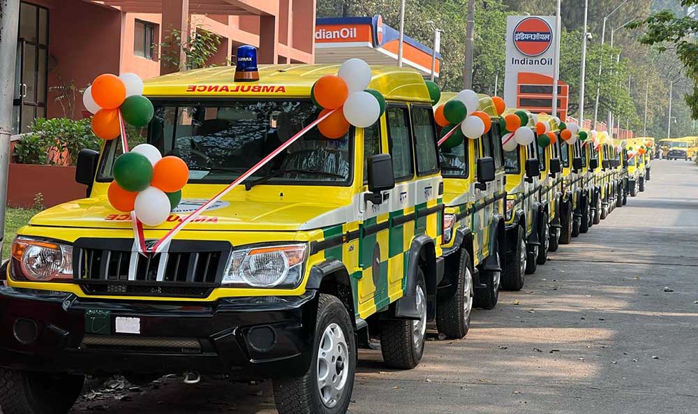 भारतले नेपाललाई दियो ३५ एम्बुलेन्स र ६६ स्कूल बस