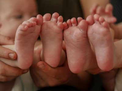 महिलाले २२ दिनको अन्तरमा फरक-फरक अस्पतालमा जुम्ल्याहा बच्चालाई जन्म दिइन्