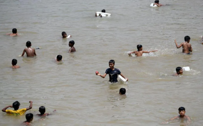 बंगलादेशमा गर्मीले मानिसहरू बेहाल, विद्यालय र कलेज बन्द हुँदा ३.३ करोड विद्यार्थी प्रभावित