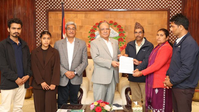 प्रधानमन्त्रीसँग विपिन जोशीका परिवारको भेट