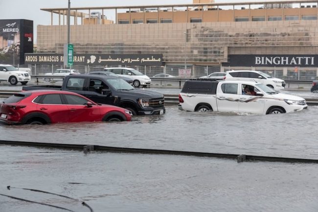 भारी वर्षापछि दुबई बाढीको चपेटामा