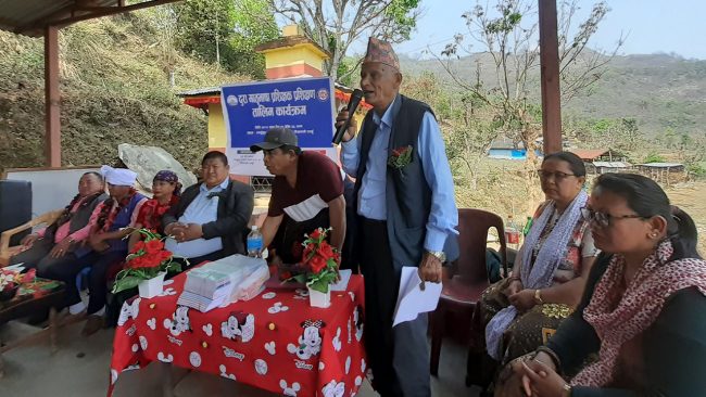 दुरा समुदायलाई मातृभाषा सिकाइँदै