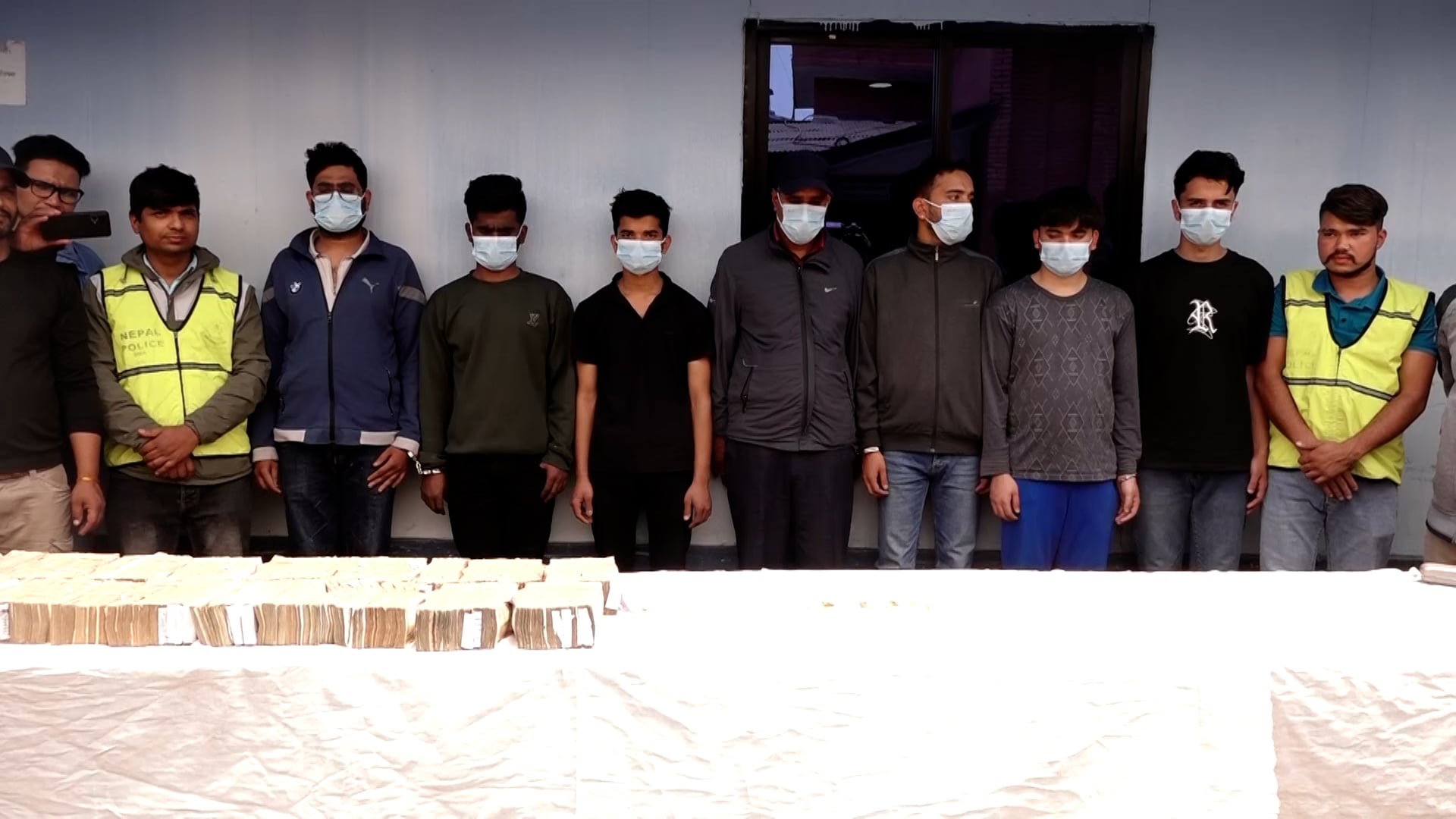डेढ किलो सुन र १ करोड ४३ लाखसहित पक्राउ परेका सातै जना सार्वजनिक