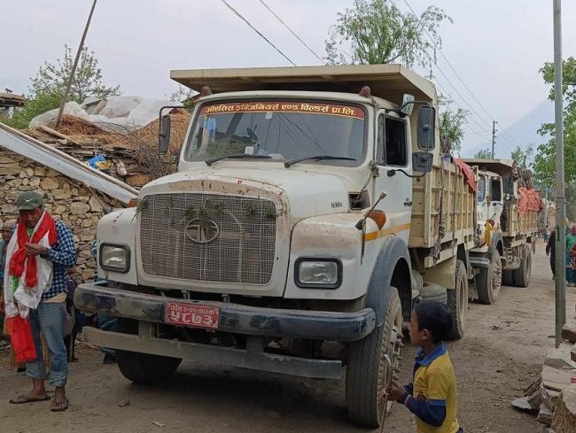 पहिलो पटक हुम्ला पुगे दुई टिपर