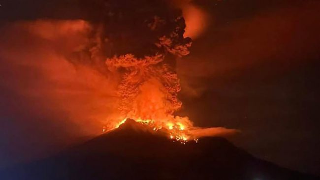 इन्डोनेसियामा ज्वालामुखी विस्फोट, ११ हजार जनतालाई हटाइयो, सुनामीको चेतावनी