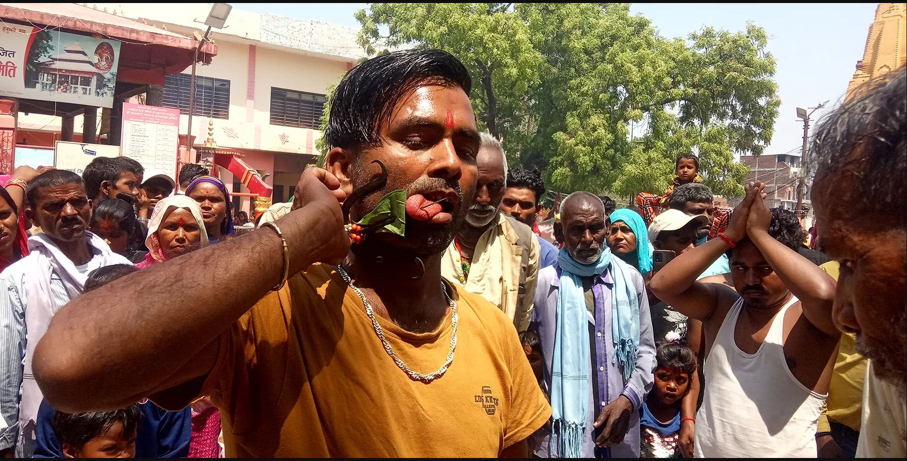 बागेश्वरीमा जिब्रो छेड्ने भक्तजनको लर्को