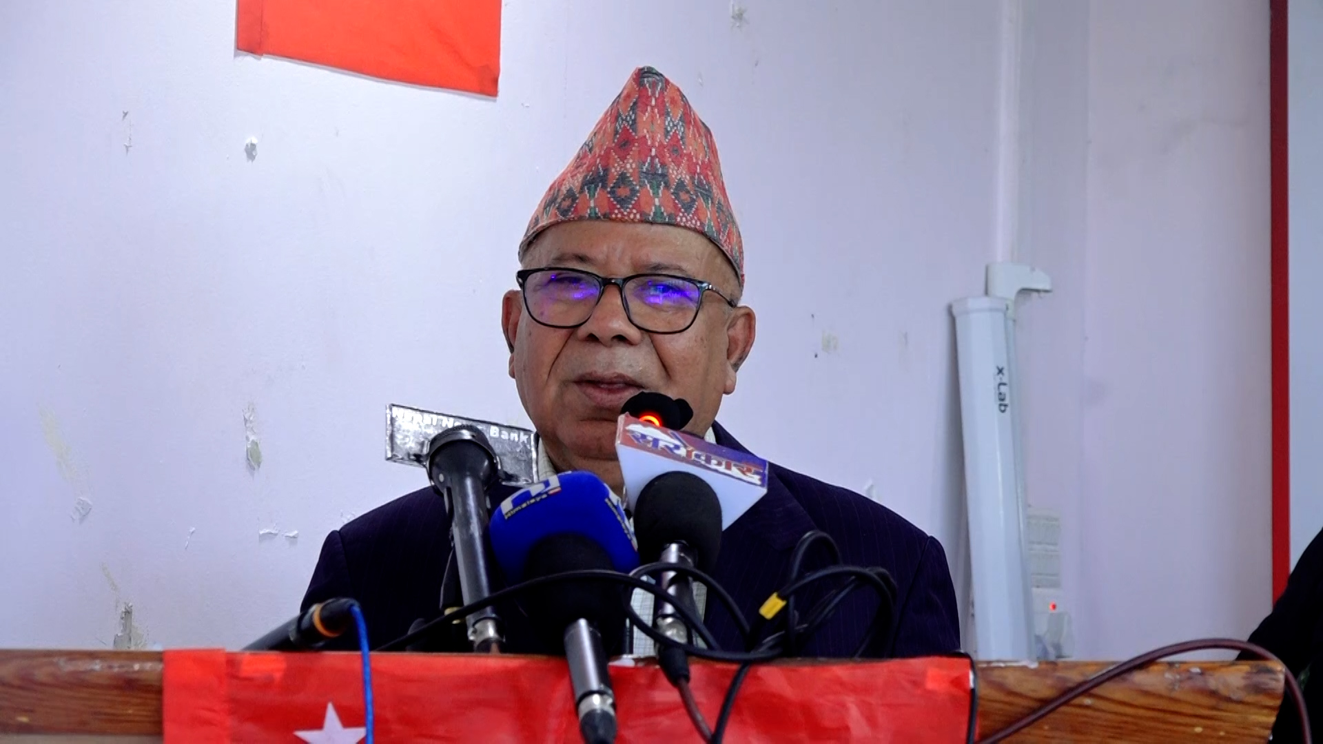 वर्तमान सरकार निरन्तर अगाडि बढ्छः माधव नेपाल